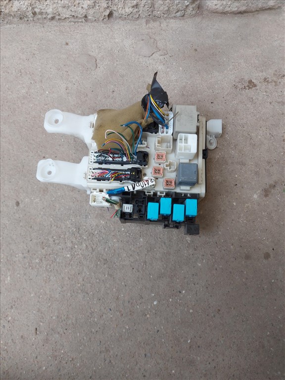 Toyota RAV4 (XA30) 2.2 D-4D Biztosítéktábla 3264 8273042010 1. kép