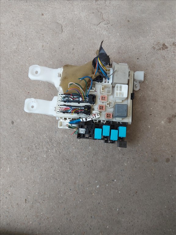 Toyota RAV4 (XA30) 2.2 D-4D Biztosítéktábla 3264 8273042010 2. kép