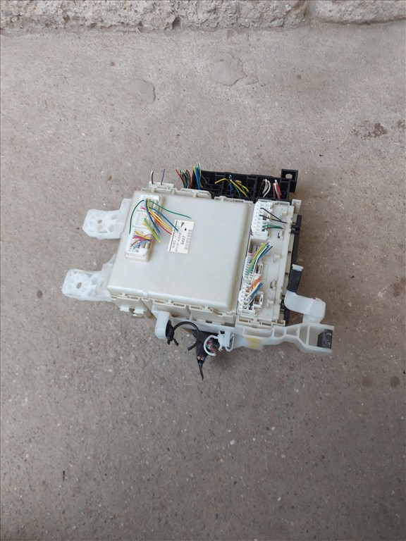 Toyota RAV4 (XA30) 2.2 D-4D Biztosítéktábla 3264 8273042010 3. kép