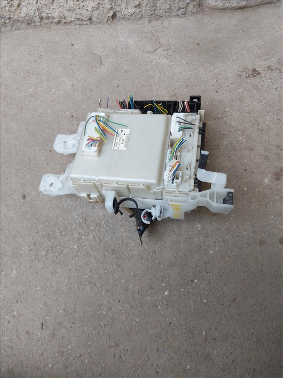 Toyota RAV4 (XA30) 2.2 D-4D Biztosítéktábla 3264 8273042010 5. kép