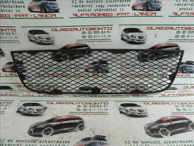 Fiat Doblo II. 901030223058 számú, első díszrács a képen látható sérüléssel 90130223058