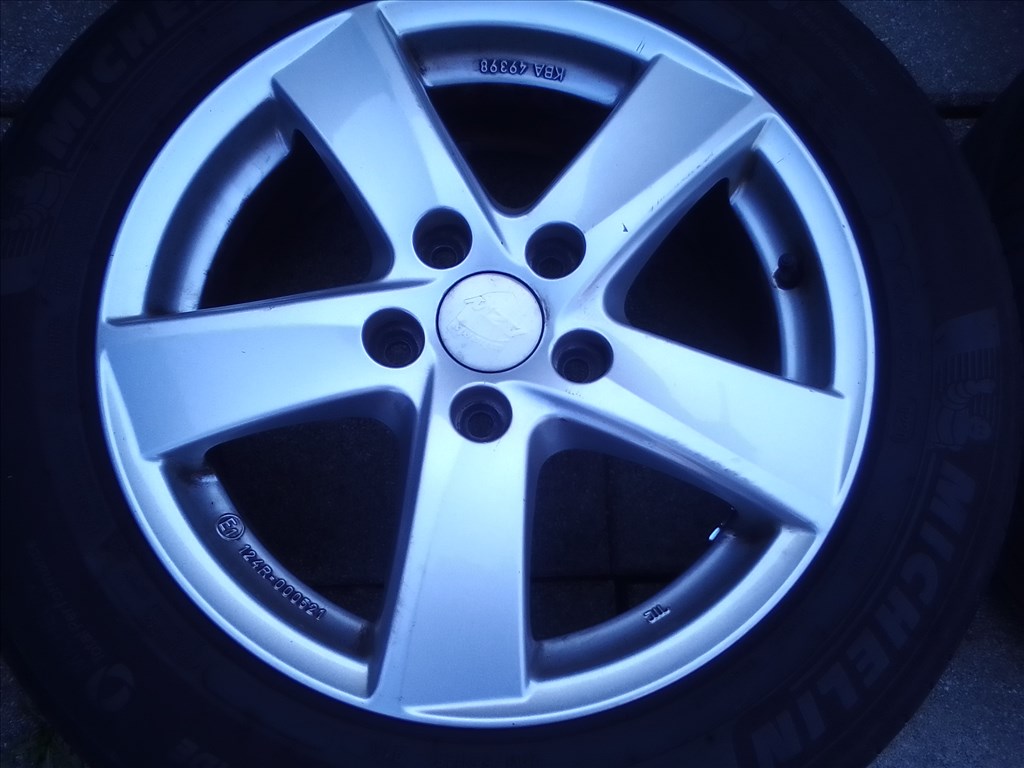  5x112 lyukosztású 16" Alutec alufelni, rajta 205/55 Michelin Primacy4 nyári gumi  2. kép