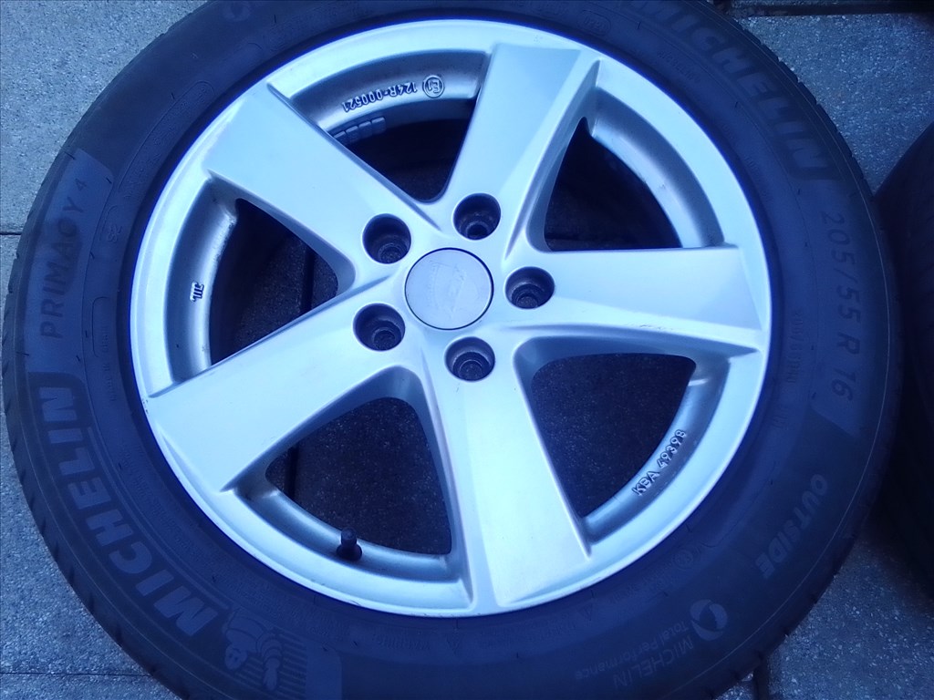  5x112 lyukosztású 16" Alutec alufelni, rajta 205/55 Michelin Primacy4 nyári gumi  3. kép