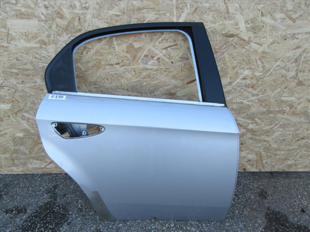 104466 Alfa Romeo 159 szedan ezüst színű jobb hátsó ajtó 50510356 1. kép