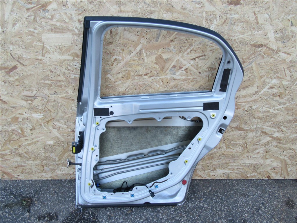 104466 Alfa Romeo 159 szedan ezüst színű jobb hátsó ajtó 50510356 2. kép