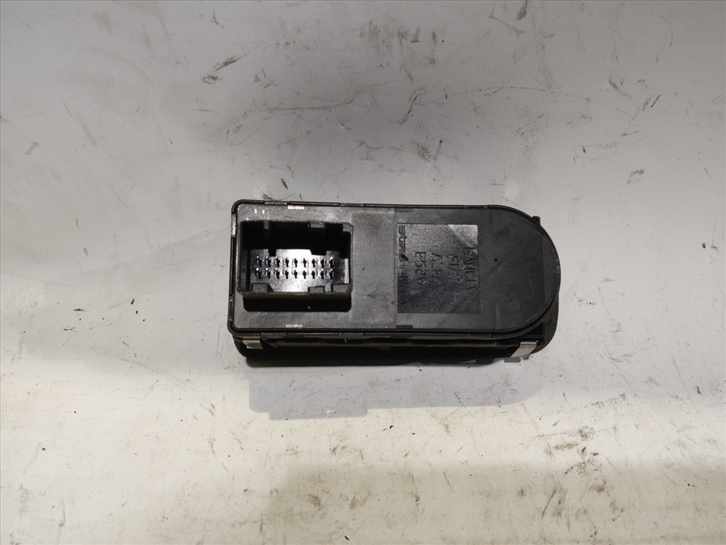 Alfa Romeo MiTo 2008-2018 bal oldali ablakemelő kapcsoló, a képen látható kopással!!! 156085170 2. kép