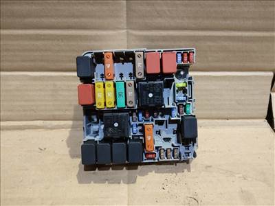 Fiat Punto Evo külső biztosítéktábla 13687865