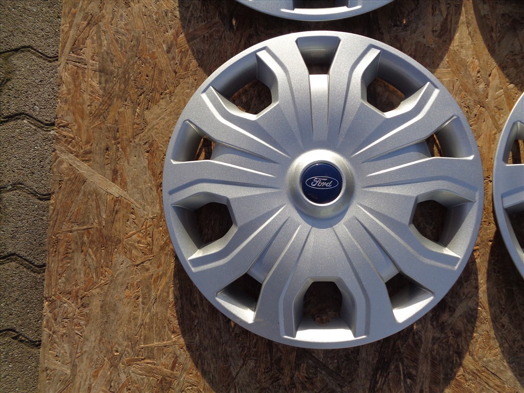 Ford Connect Gyári dísztárcsa 16-os szép állapotban eladó. 3. kép