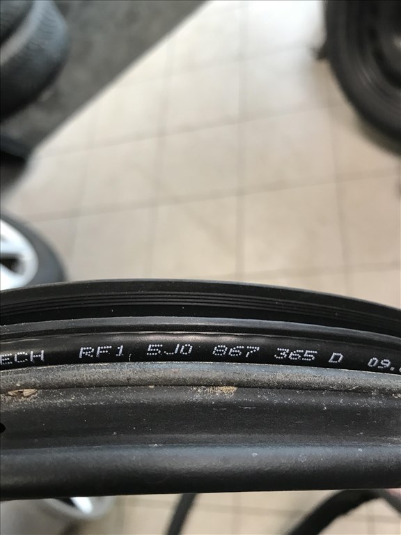 Skoda Fabia II jobb első ajtó kédergumi 5j0867365d 3. kép