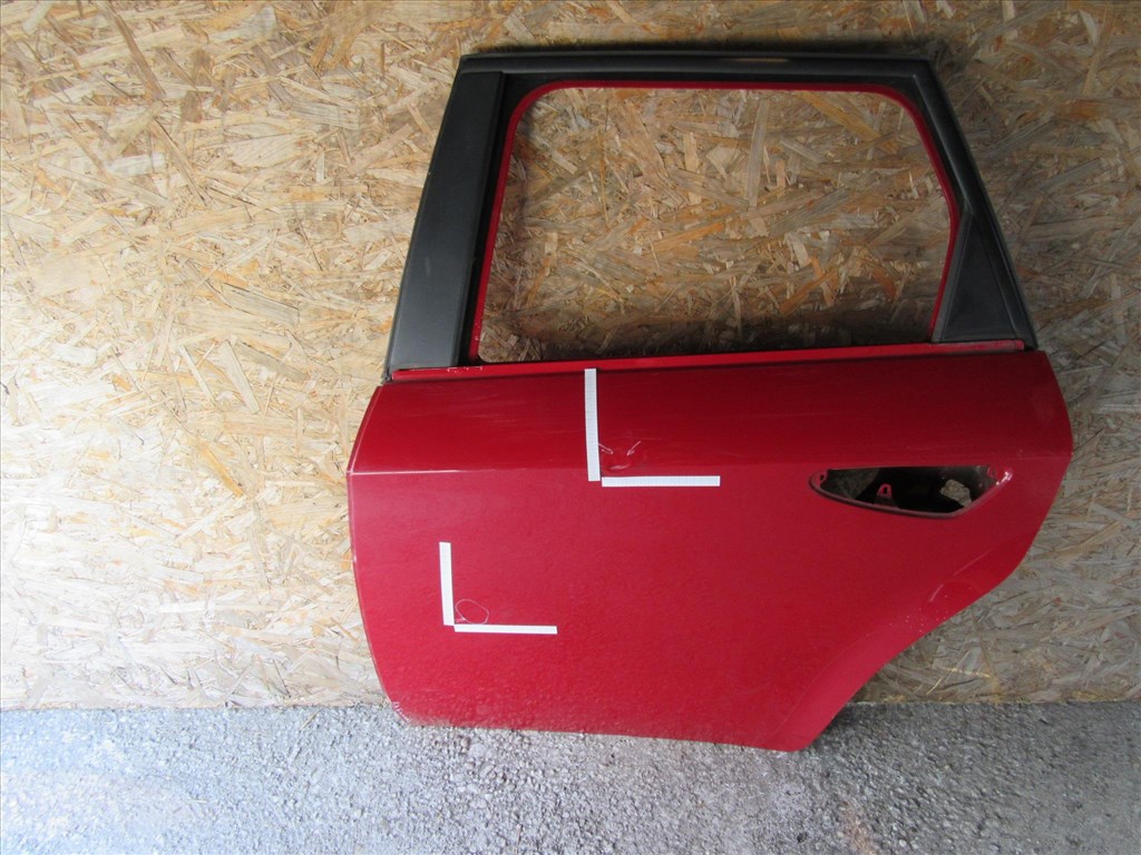 28231 Alfa Romeo 159 kombi, piros színű, bal hátsó ajtó a képen látható sérüléssel 50510509 1. kép