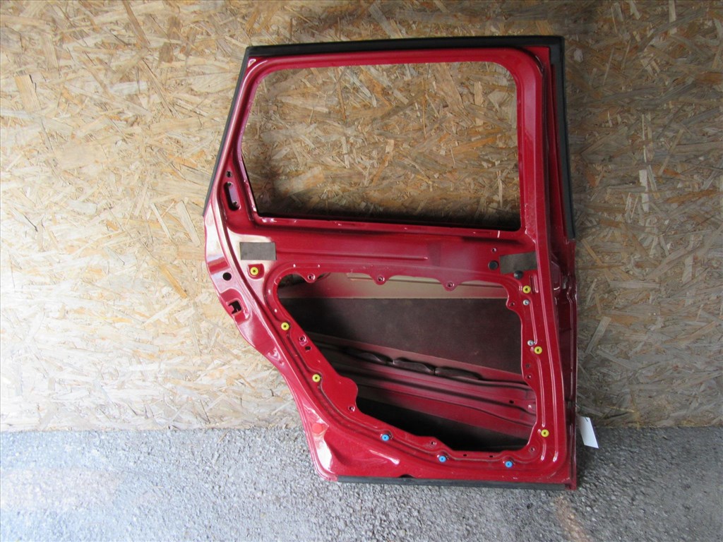 28231 Alfa Romeo 159 kombi, piros színű, bal hátsó ajtó a képen látható sérüléssel 50510509 2. kép