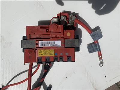 BMW 1-es sorozat, BMW 3-as sorozat akkumulátor csatlakozó 