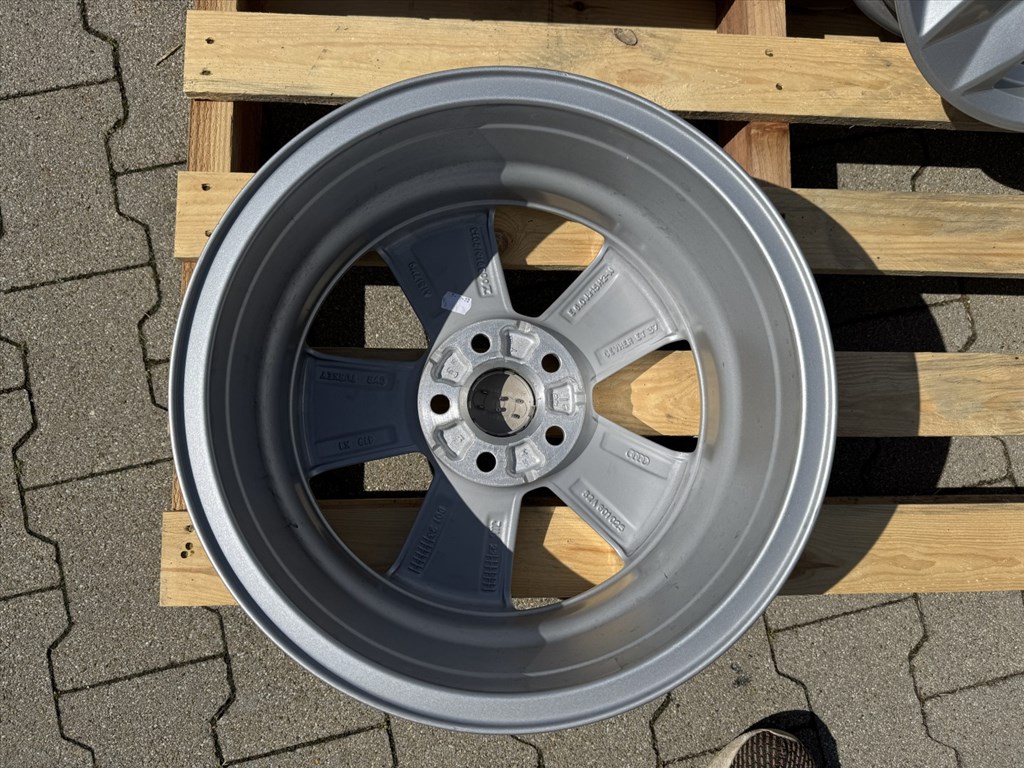 R15 5x100 Original audi A1 6J ET37 OE 82A601025 gyári alufelnik felnik felni alufelni 5. kép