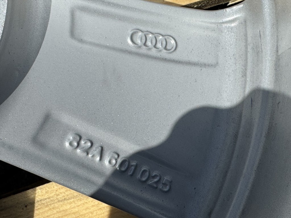 R15 5x100 Original audi A1 6J ET37 OE 82A601025 gyári alufelnik felnik felni alufelni 7. kép