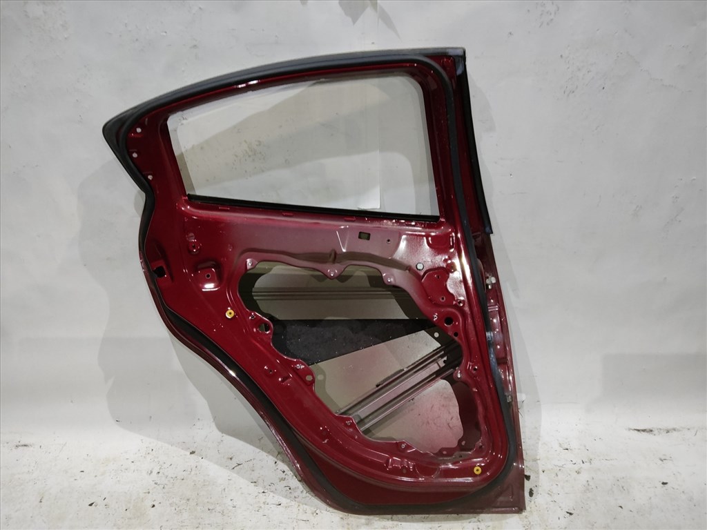 166766 Alfa Romeo Giulietta 2010-2020 bordó színű bal hátsó ajtó, a képen látható sérüléssel 50509299 4. kép