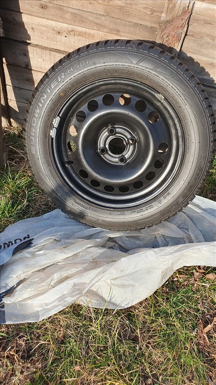  4x100 lyukosztású 15" új (gyári felni) lemezfelni, rajta 195/60 új Falken téli gumi gumi  1. kép