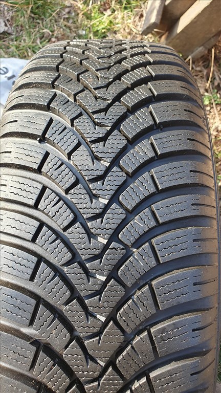  4x100 lyukosztású 15" új (gyári felni) lemezfelni, rajta 195/60 új Falken téli gumi gumi  2. kép