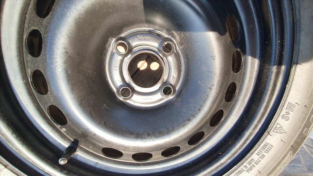  4x100 lyukosztású 15" új (gyári felni) lemezfelni, rajta 195/60 új Falken téli gumi gumi  4. kép