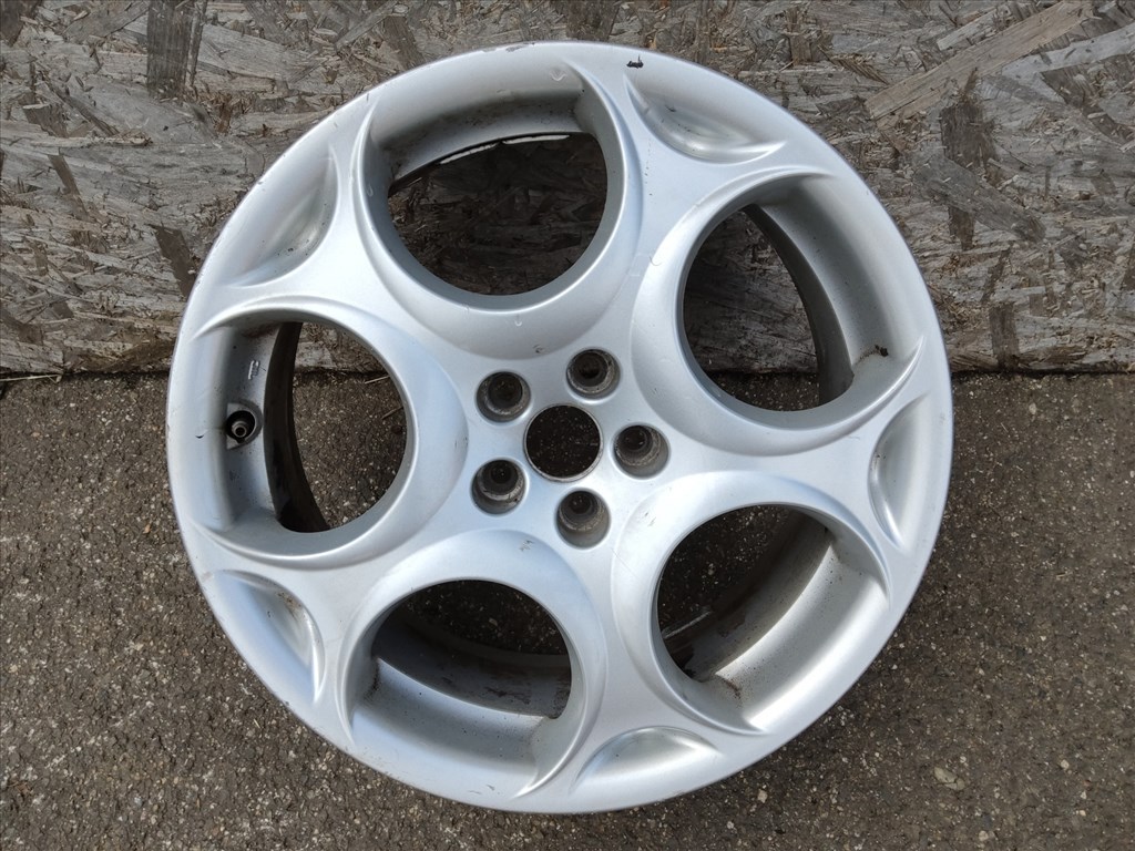 186787 Alfa Romeo 156, 147, Gt 17"-os alufelni (1db) a képen látható állapotban 60683315 1. kép