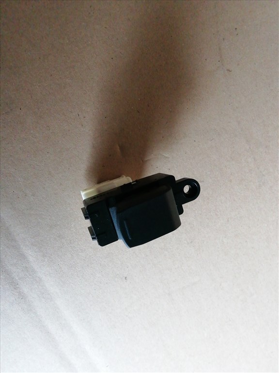 143995 Suzuki Swift 2017- jobb hátsó ablakemelő kapcsoló 1. kép