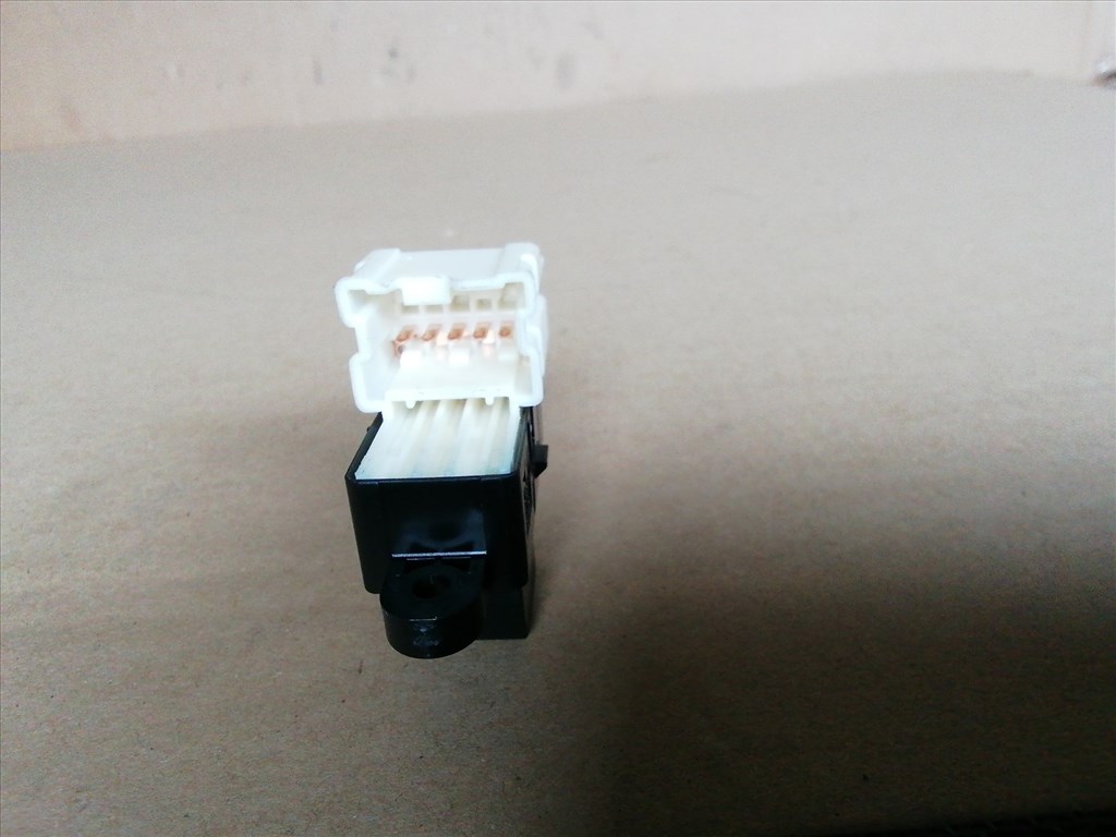 143995 Suzuki Swift 2017- jobb hátsó ablakemelő kapcsoló 2. kép