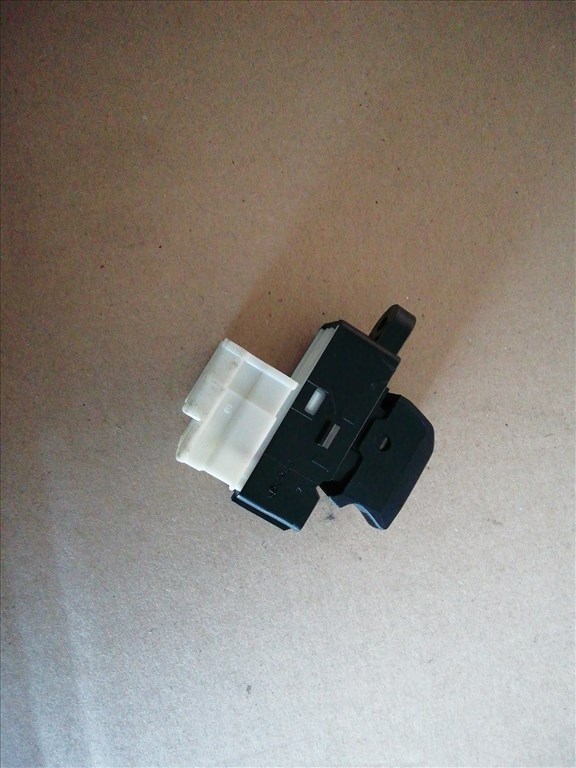 143995 Suzuki Swift 2017- jobb hátsó ablakemelő kapcsoló 3. kép