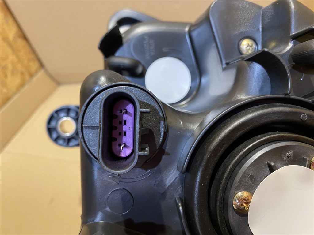 177921 Chrysler Voyager 2011-2015 utángyártott új Jobb első Xenon fényszóró   2. kép