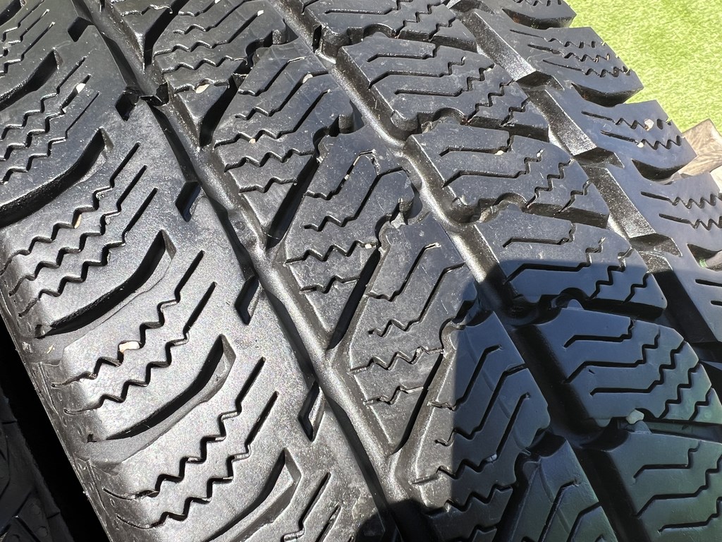 215/65 R16C Uniroyal SnowMax 3 téli gumi 8mm 3. kép