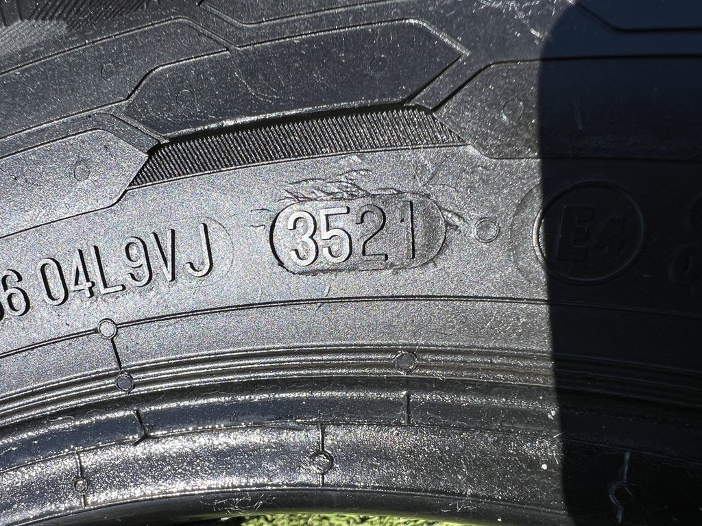 215/65 R16C Uniroyal SnowMax 3 téli gumi 8mm 5. kép