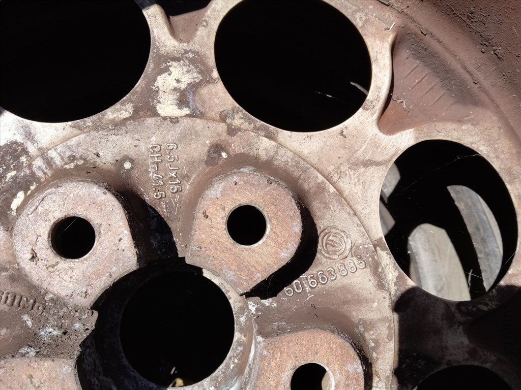 186605 Alfa Romeo 156 15"-os alufelni (1db) a képen látható állapotban 60663885 2. kép