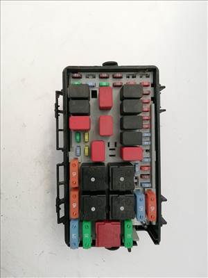 158961 Fiat Grande Punto külső biztosíték tábla a képen látható sérüléssel 51775622