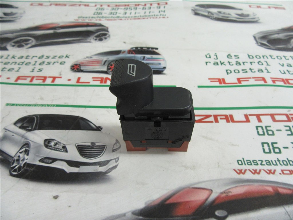 Fiat Marea jobb hátsó ablakemelő kapcsoló a vezető oldali ajtóban 1. kép