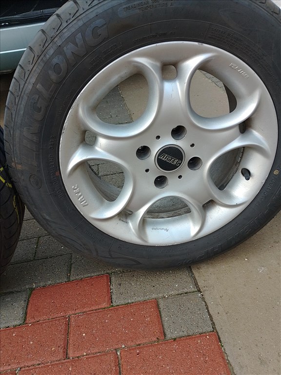  4x100 lyukosztású 15" használt felni, rajta 205/65 újszerű Linglong nyári gumi gumi  2. kép