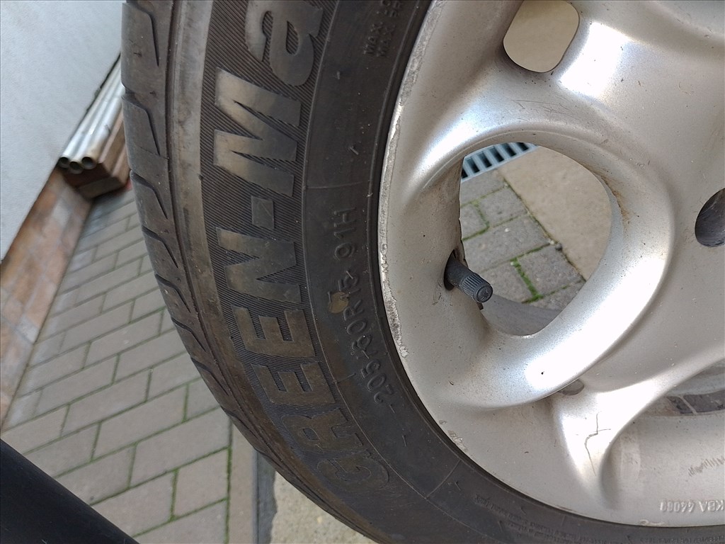  4x100 lyukosztású 15" használt felni, rajta 205/65 újszerű Linglong nyári gumi gumi  3. kép