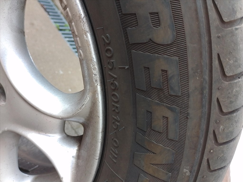  4x100 lyukosztású 15" használt felni, rajta 205/65 újszerű Linglong nyári gumi gumi  4. kép