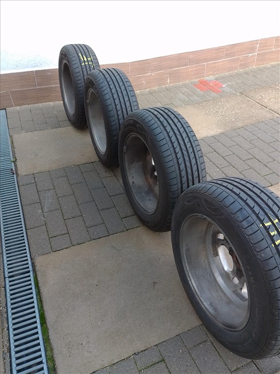  4x100 lyukosztású 15" használt felni, rajta 205/65 újszerű Linglong nyári gumi gumi  6. kép