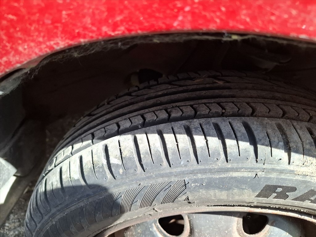  13" használt lemezfelni, rajta 155/65 használt Radar egyéb gumi  2. kép