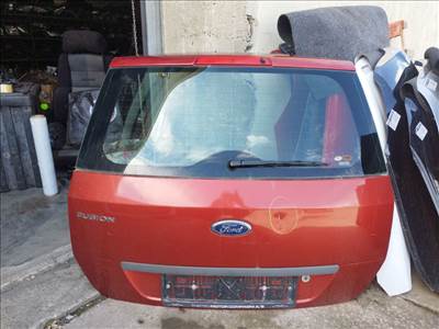 Ford Fusion csomagtérajtó, üresen. Horpadás van rajta.