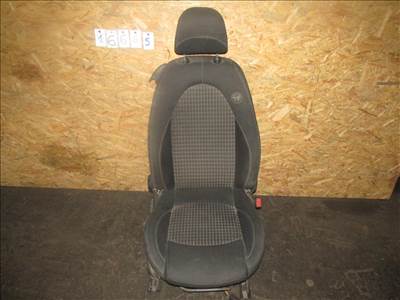 16665 Alfa Romeo Mito fekete színű, szövet, jobb első ülés