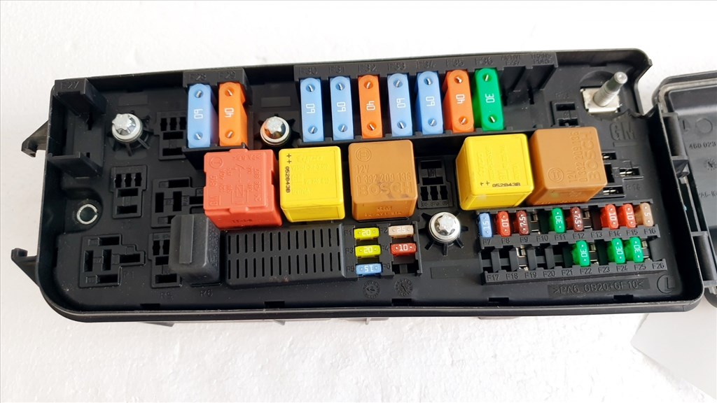 508834 Opel Vectra C, 1.9 D, 2005, Biztosíték Tábla, Külső, 13205801. 1. kép