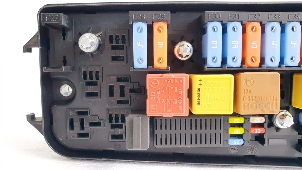 508834 Opel Vectra C, 1.9 D, 2005, Biztosíték Tábla, Külső, 13205801. 4. kép