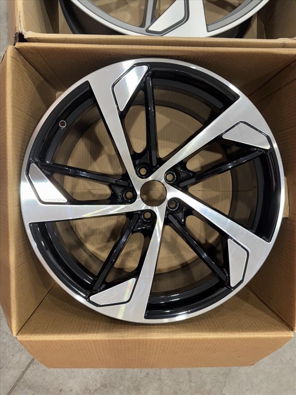 R20 Original Audi 9J ET26 - 8W0 601 025CN 8W0601025CN 1db alufelni 1. kép