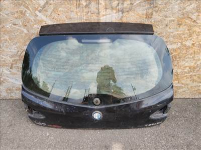 168705 Alfa Romeo 147 2000-2005 fekete színű csomagtérajtó, a képen látható sérüléssel 46822705