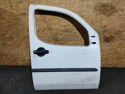 154884 Fiat Doblo 2000-2009 jobb első fehér színű ajtó a képen látható sérüléssel 51847704