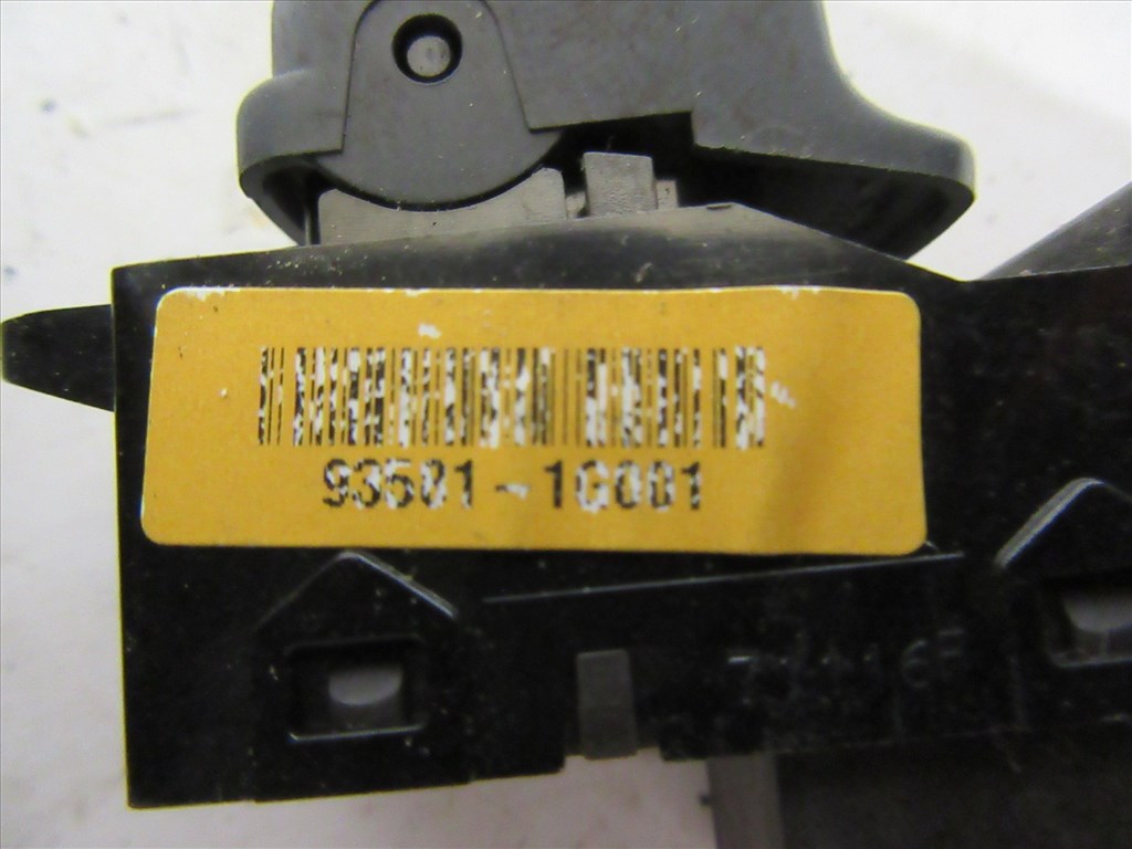 121448 Kia Rio 5 ajtós 2005-2011 jobb első ablakemelő kapcsoló 93501-1g001 4. kép