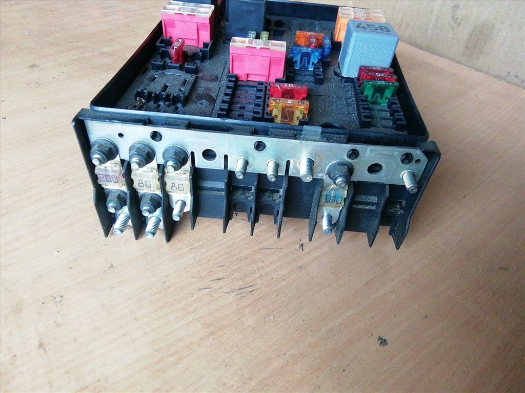 Volkswagen Touran 2005-2008 külső Biztosítéktábla 1k0937804b 2. kép