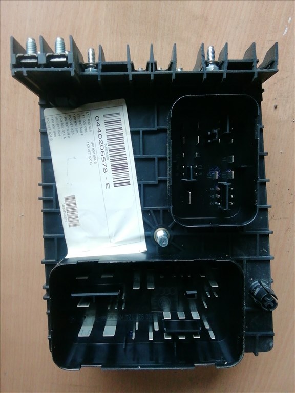 Volkswagen Touran 2005-2008 külső Biztosítéktábla 1k0937804b 3. kép