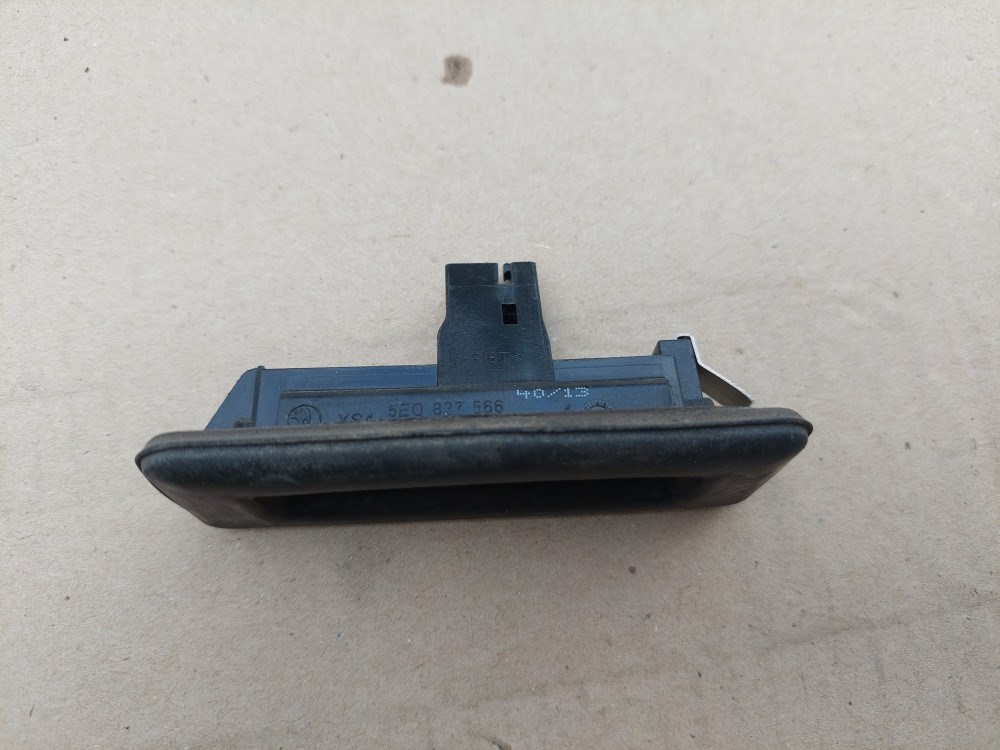 Skoda Rapid-Octavia III-Superb II-III-Yeti csomagtérajtó nyitógomb 5E0827566 1. kép