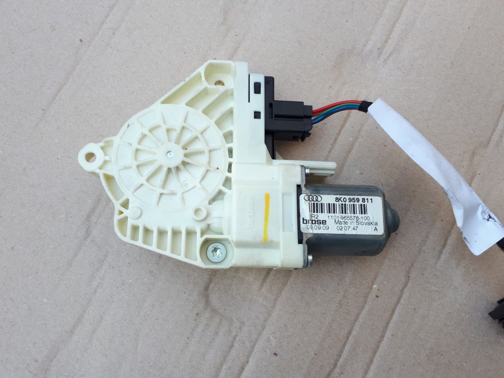 Skoda Superb II ablakemelő motor bal hátsó 8K0959811 1. kép