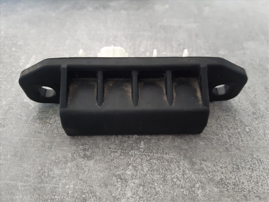 Toyota Yaris 1.5 Hybrid csomagtérajtó zár mikrokapcsoló 8484028040 4. kép